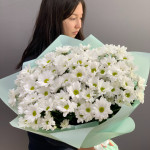 Монобукет  белых хризантем от интернет-магазина «Kiara Fleur»в Южно-Сахалинске